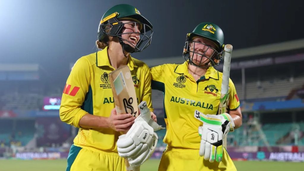 অস্ট্রেলিয়া নারী দল ১০ উইকেটে বাংলাদেশ নারী দলকে বিধ্বস্ত করে আইসিসি নারী বিশ্বকাপ ২০২৫-এর সেমিফাইনালে পৌঁছানো প্রথম দল হয়েছে।